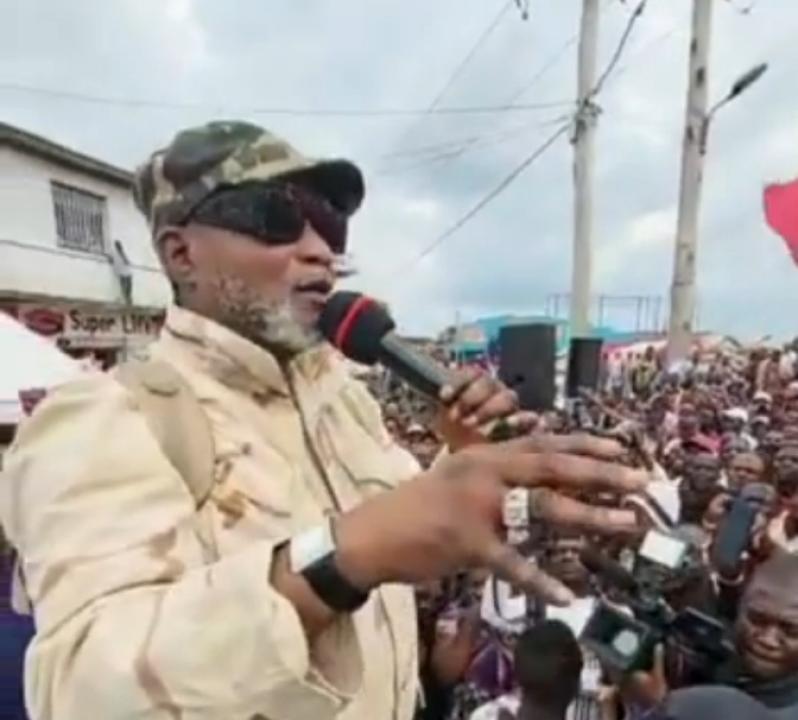 Koffi Olomide devant la population de Beni.