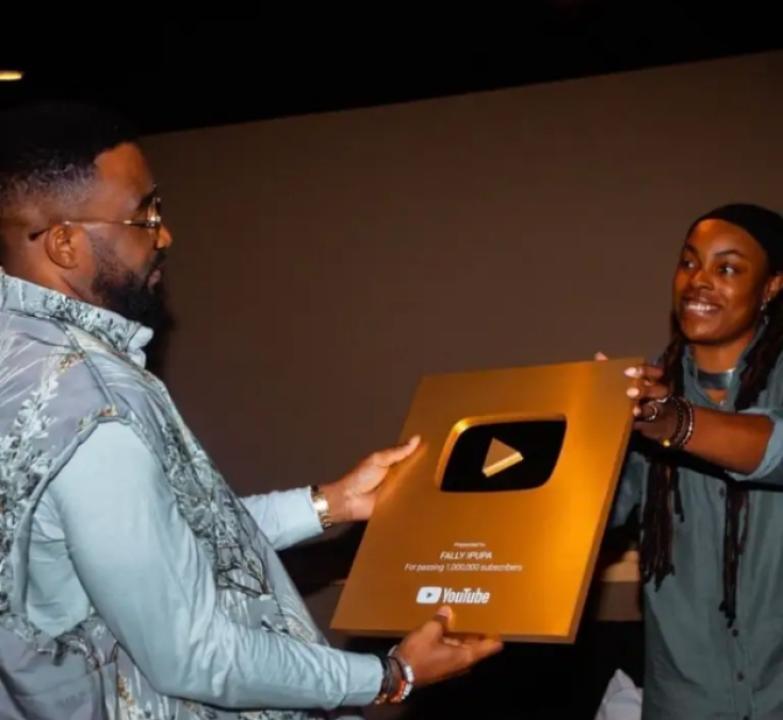 Fally Ipupa lors de la remise de son trophée à Paris.