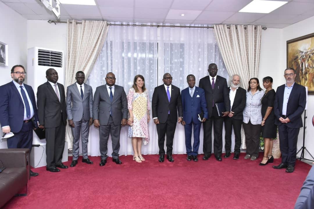 Photo de famille du Premier ministre et ses hôtes, délégation de Equity BCDC venue du Kénya