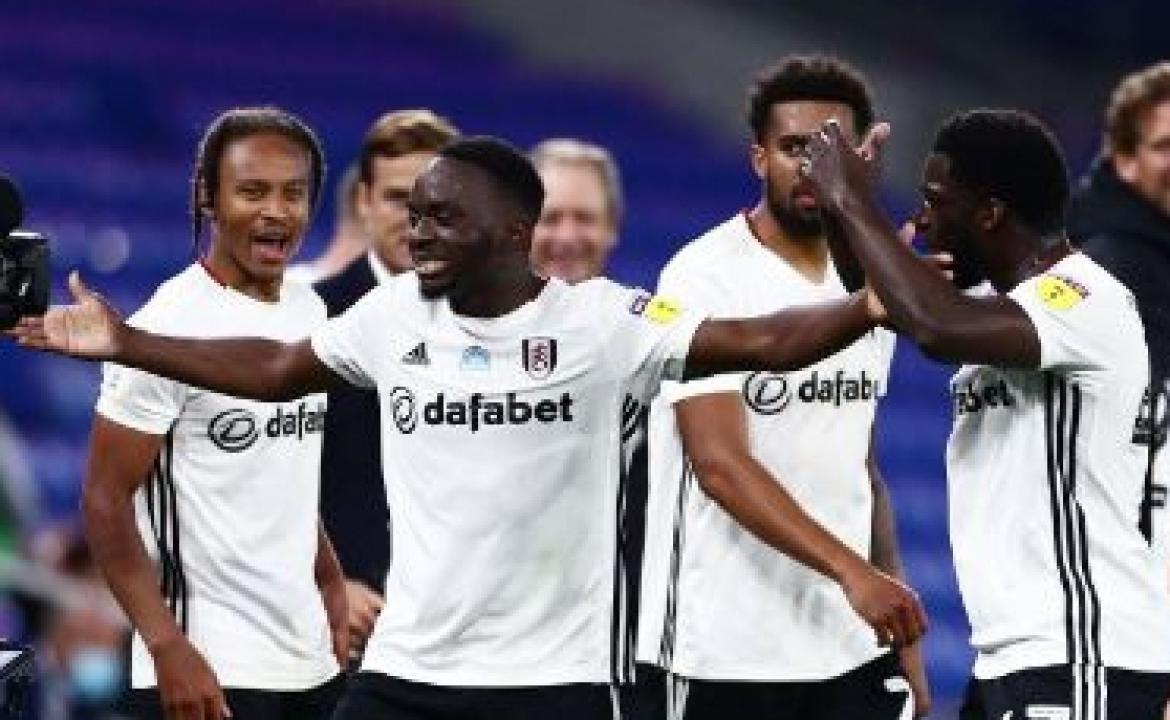 Neeskens Kebano en pleine célébration d'un but avec ses coéquipiers de Fulham.