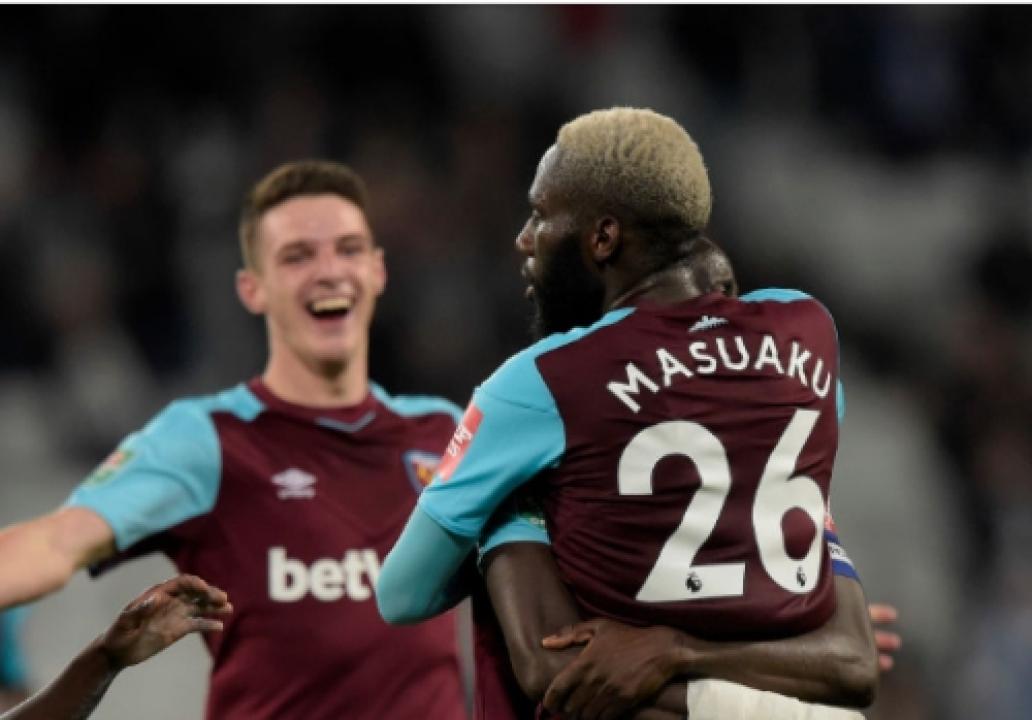 Arthur Masuaku en pleine célébration d'un but avec ses coéquipiers de West Ham. [Photo d'illustration]