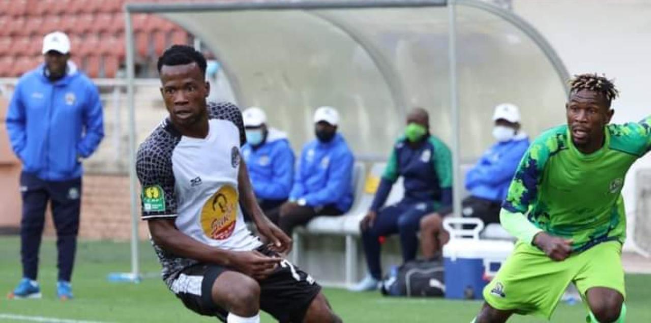 Le milieu de terrain du TP Mazembe, Michée Mika en duel avec un joueur de Marumo Gallants.