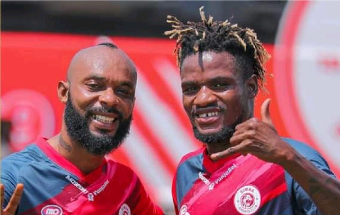 Le défenseur congolais, Inonga Baka (à droite) et son coéquipier de Simba SC.