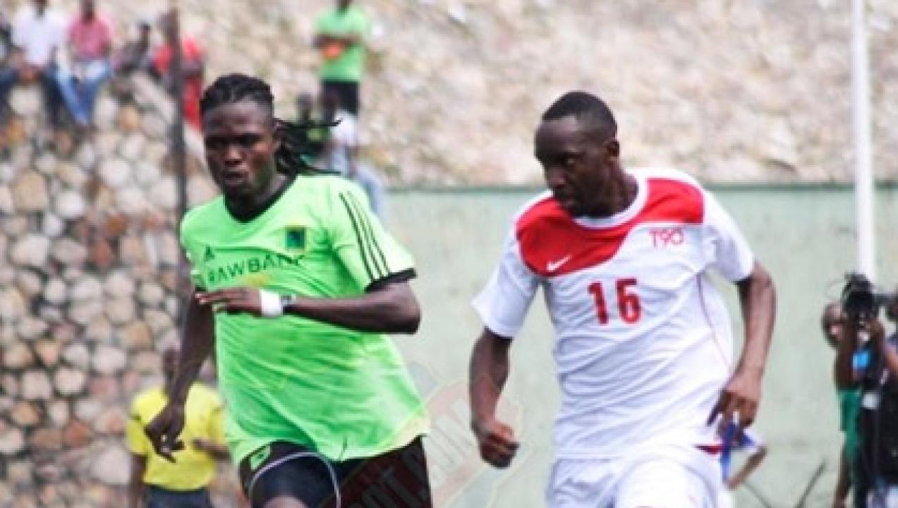 Un joueur de Vclub en duel avec celui de Lubumbashi sport, lors d'une rencontre de la LINAFOOT déroulée, au stade Père Raphaël de Kinshasa.