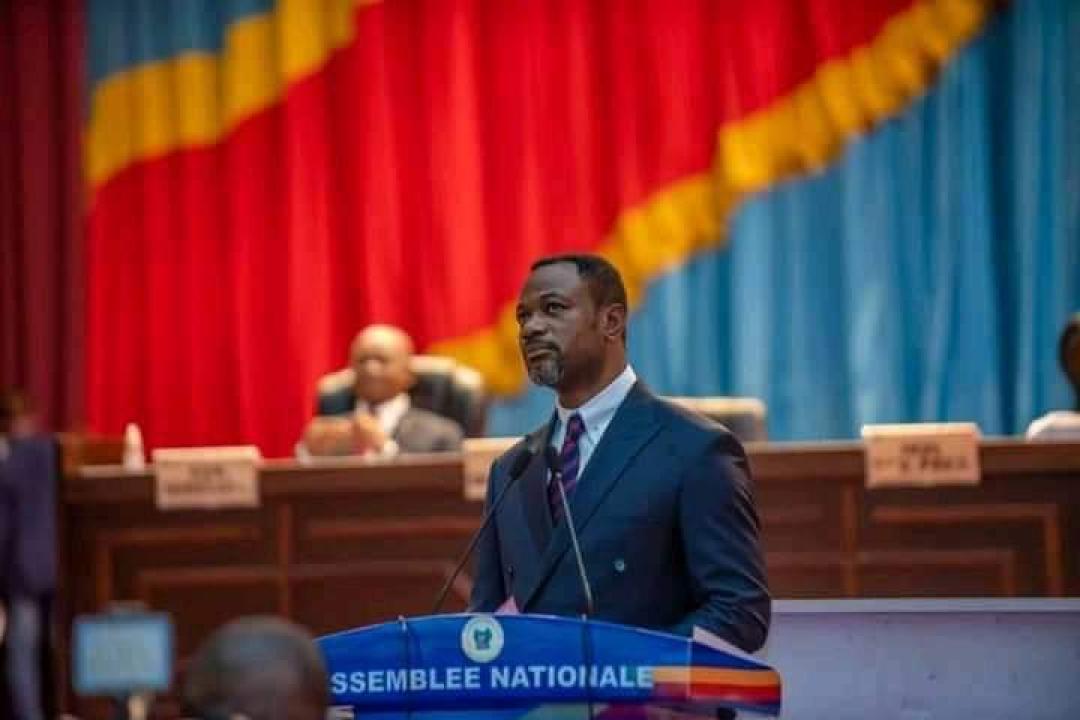 Le ministre de l'Epst Tony Mwaba devant la tribune de l'assemblée nationale