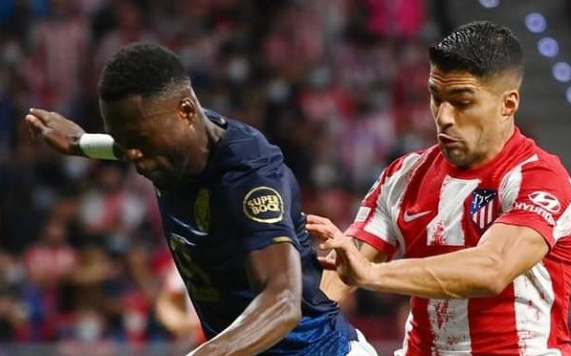 Chancel Mbemba en duel avec l'attaquant de l'Atletico Madrid, Luis Suarez.