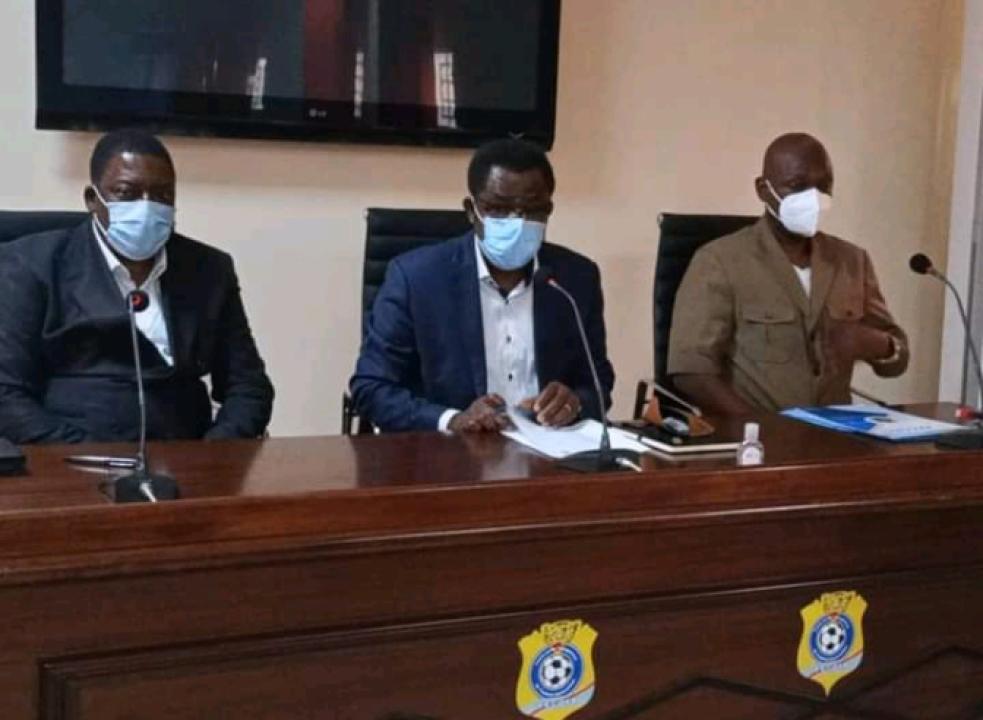 Le Secrétaire général de la CAF, Véron Monsengwo au milieu de deux membres du comité exécutif de la FECOFA.