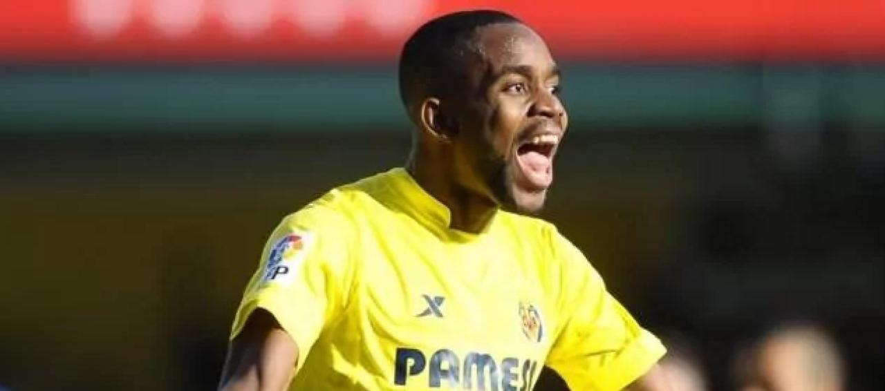 Cédric Bakambu sous les couleurs de Villarreal, lors de la célébration de son but face au FC Barcelone, en Liga.