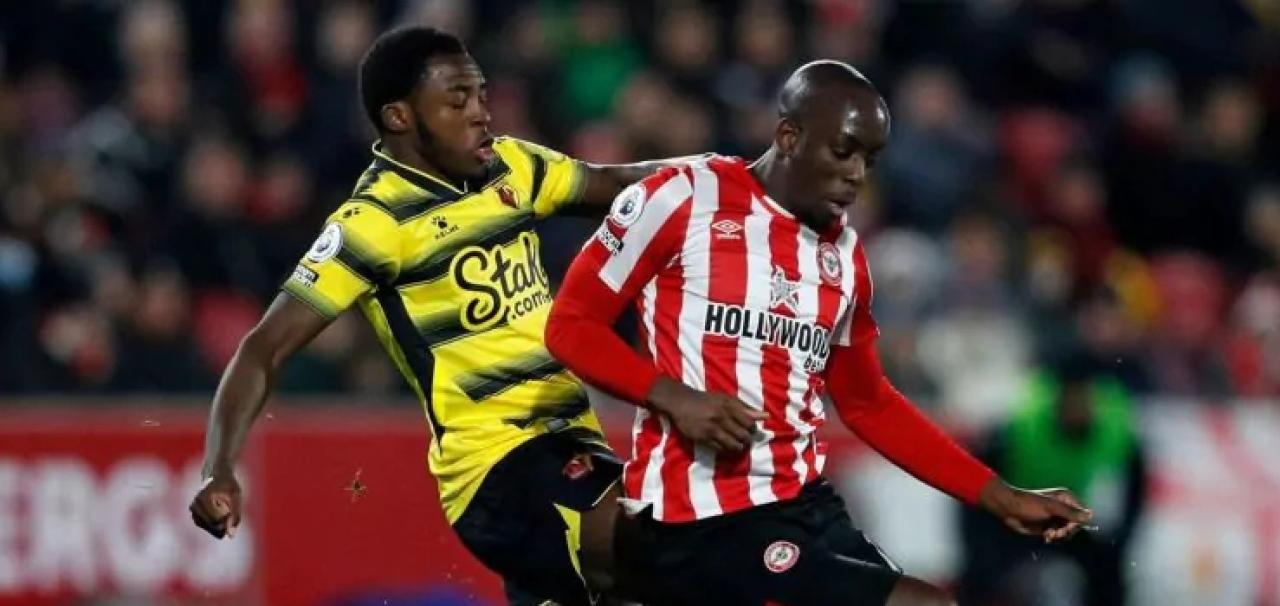 Yoane Wissa en duel avec un défenseur de Watford.