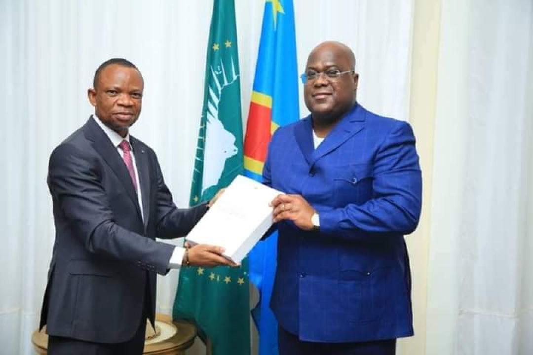 Le nouvel AG de l'ANR, Jean-Hervé Mbelu, pose avec le Président de la République, Félix Tshisekedi