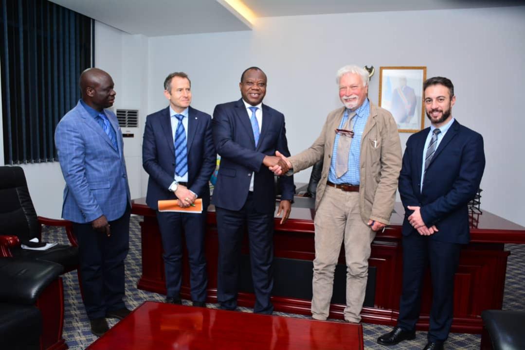 Le vice-ministre de l'intérieur et sécurité, Jean-Claude Mulipe en photo de famille avec les investisseurs italiens