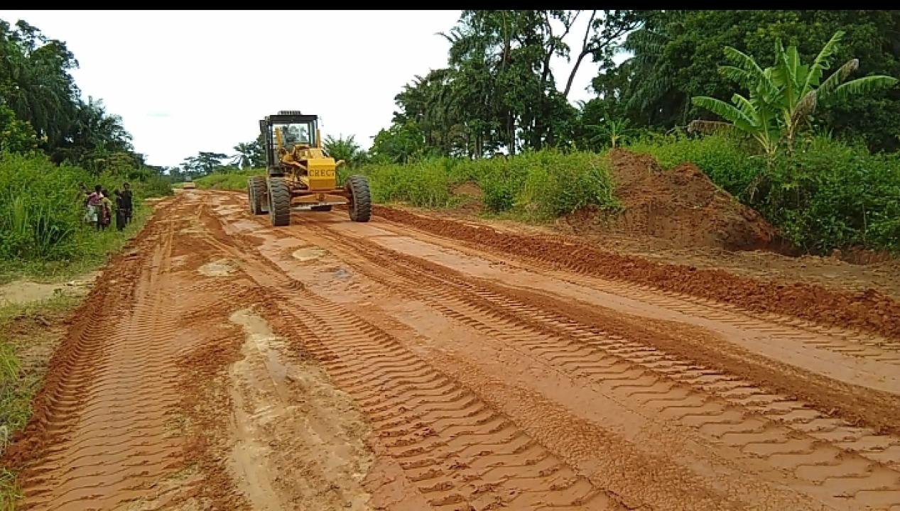 Une niveleuse de l'entreprise CREC-7 en pleine action sur la route Kananga-Kalamba Mbuji