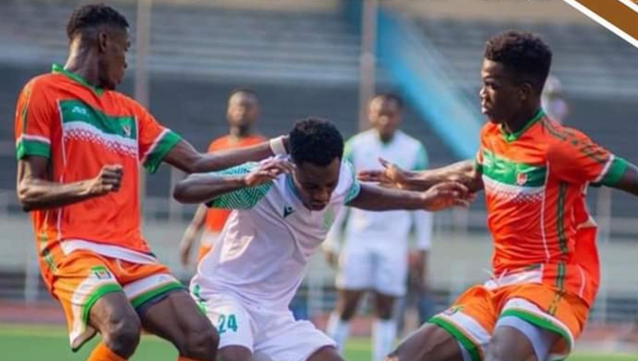 L'attaquant du DCMP, William Likuta entre deux défenseurs du FC Renaissance du Congo.