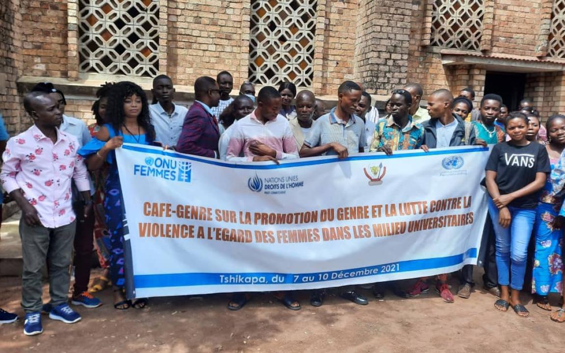 Les membres de l'ONU Femme en photo de famille avec les étudiants à l'occasion de Café-Genre organisé à Tshikapa