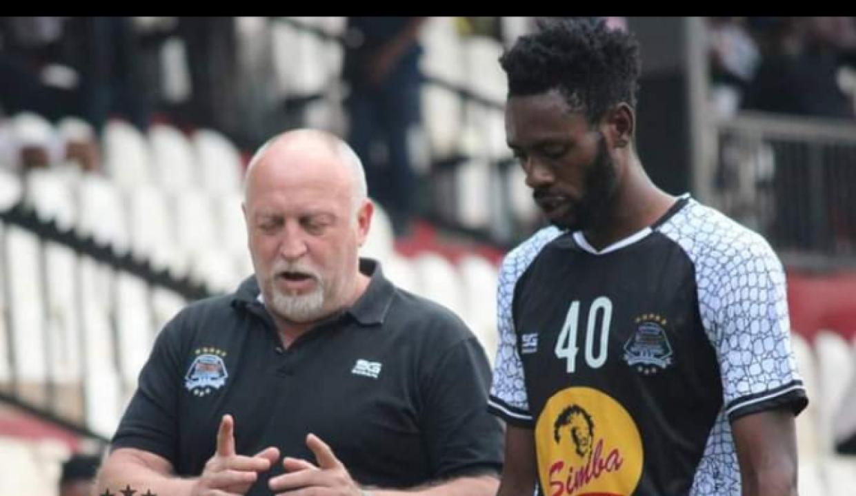 Franck Dumas et Kevin Mondeko, respectivement entraîneur et défenseur central du TP Mazembe.