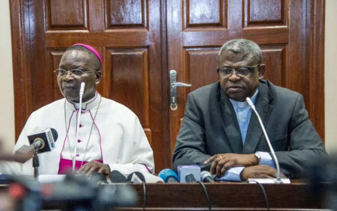 Mgr Marcel Utembi (à gauche), président de la CENCO et son porte-parole, Abbé Donatien N'Shole