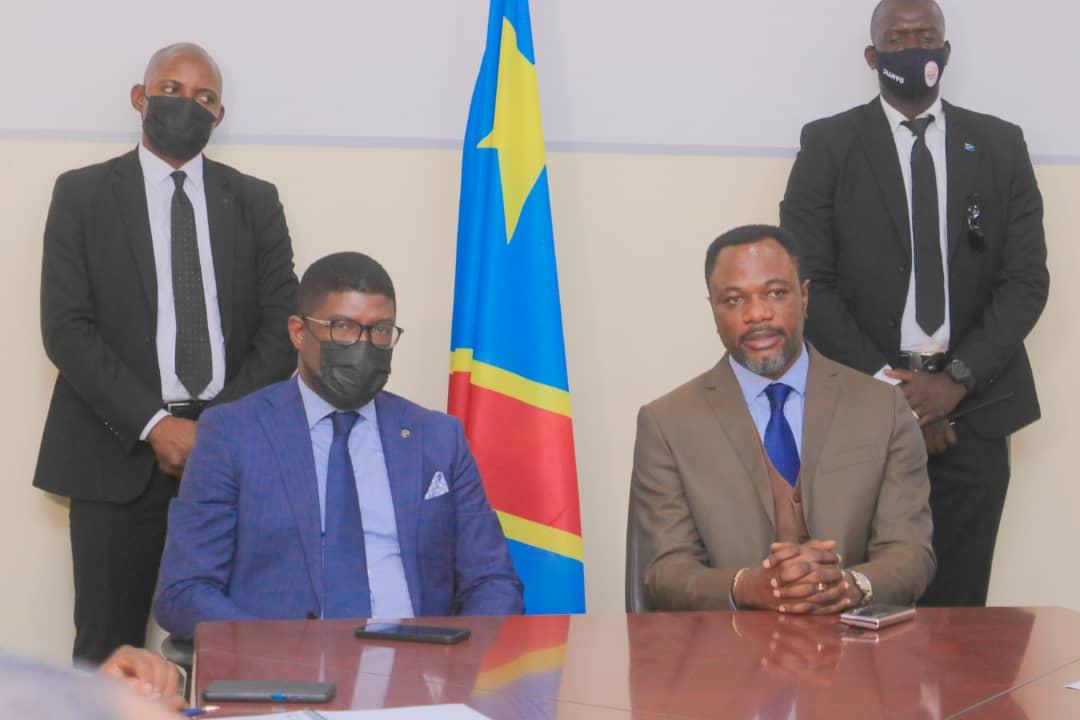 De gauche à droite, le ministre des sports Serge Nkonde et le ministre de l'EPST Tony Mwaba