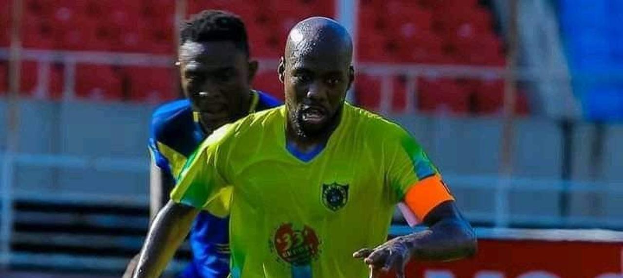 Le capitaine du FC Saint-Éloi Lupopo, Youssouf Mulumbu, sur la pelouse du stade des martyrs de Kinshasa.