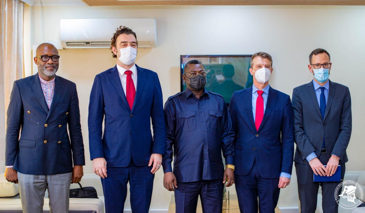 Le 1er Vice-président de la CENI, M. Bienvenu ILanga Lembow posant avec le chargé d'affaires de l'ambassade d'Allemagne ( à gauche ) et le vice-président DEMALOG ( à droite)