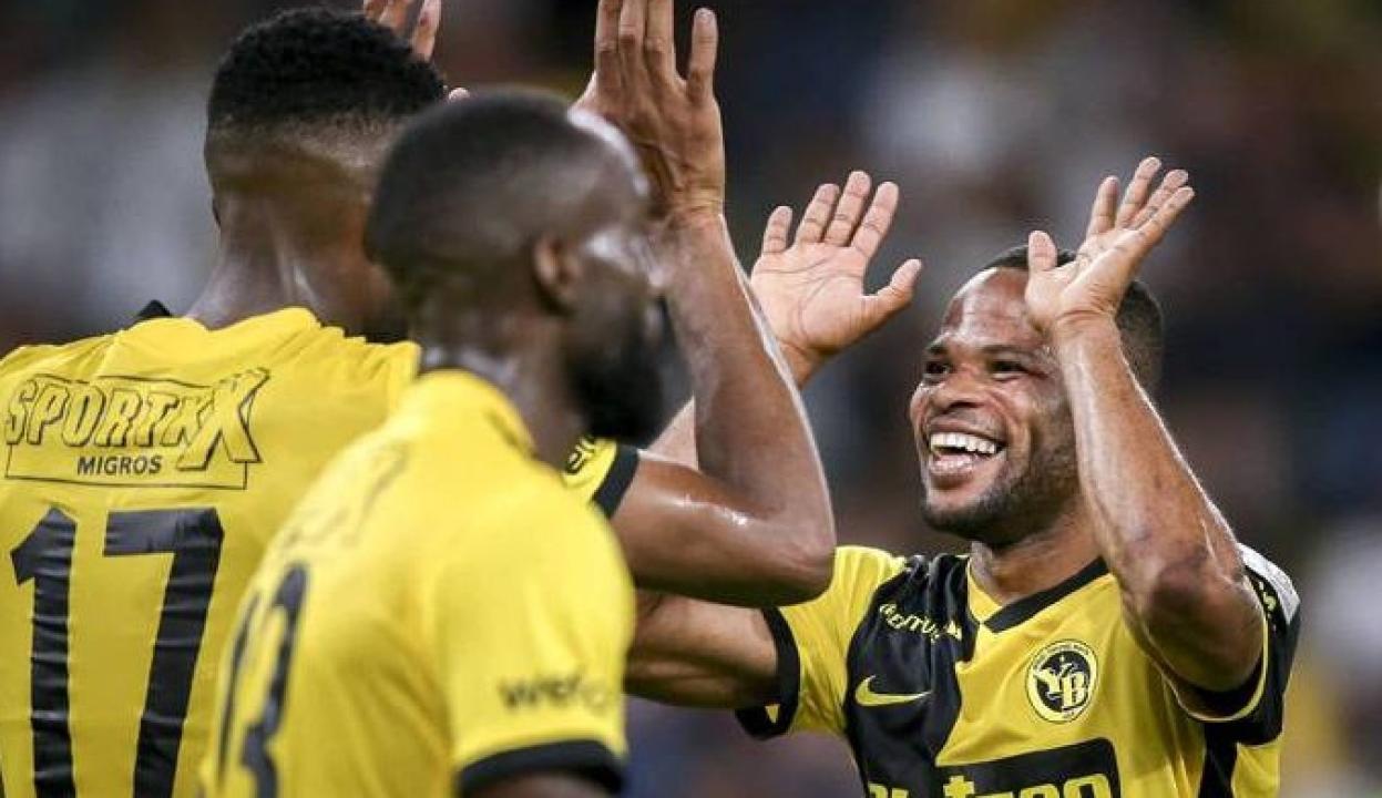 Meschack Elia en pleine célébration d'un but avec ses coéquipiers de Young Boys.