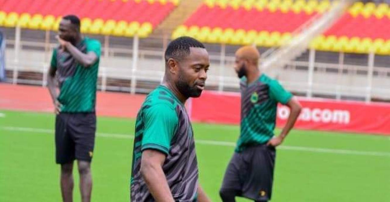 Le capitaine de Vclub, Patou Ebunga et ses coéquipiers lors de l'échauffement d'avant-match.