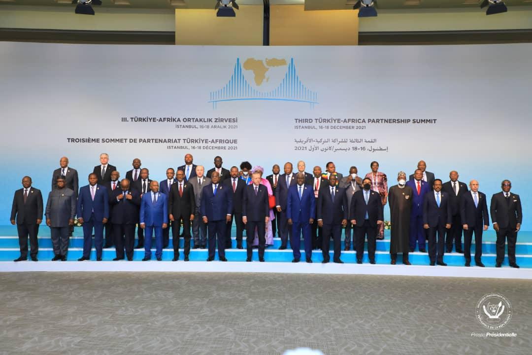 Le président turc, Recep Erdogan pose avec une quinzaine de chefs d'État de gouvernement africains