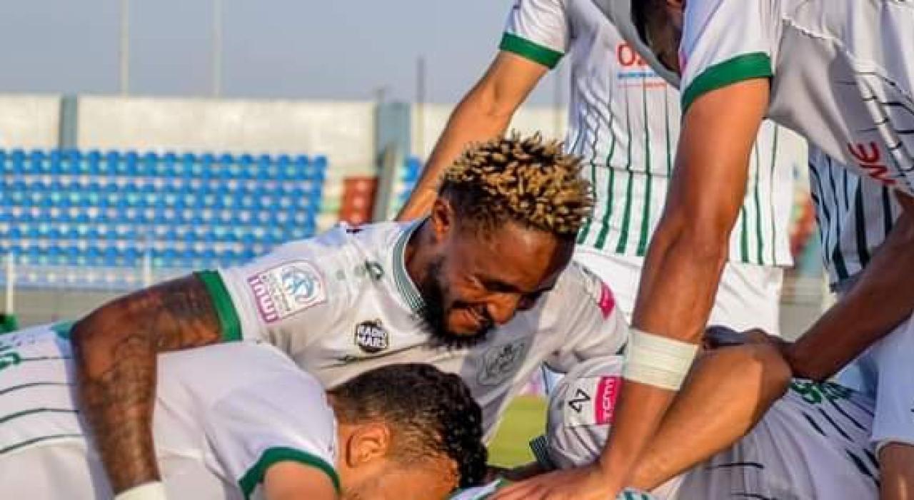 Mukoko Amale et ses coéquipiers de Difaa, en pleine célébration d'un but.