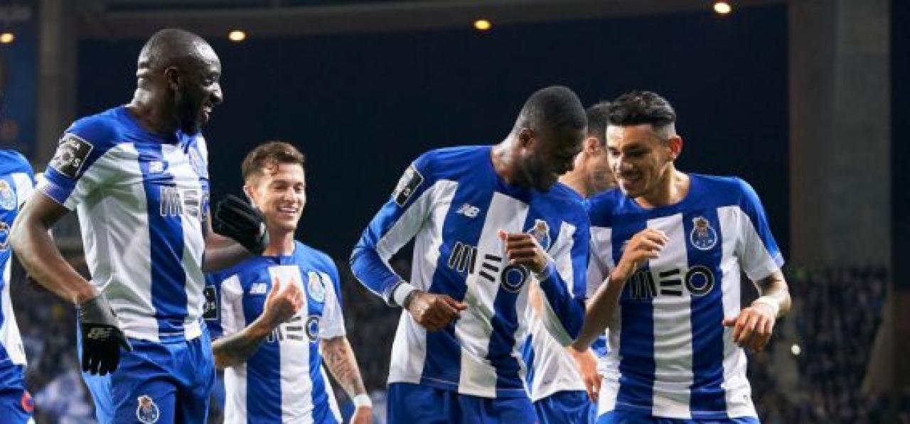 Chancel Mbemba et ses coéquipiers de Porto, en pleine célébration d'un but.