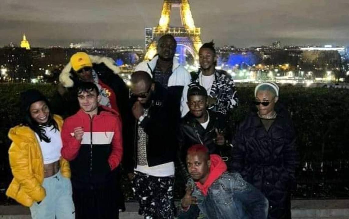 Le chanteur Fabregas et quelques cadres de Villanova.