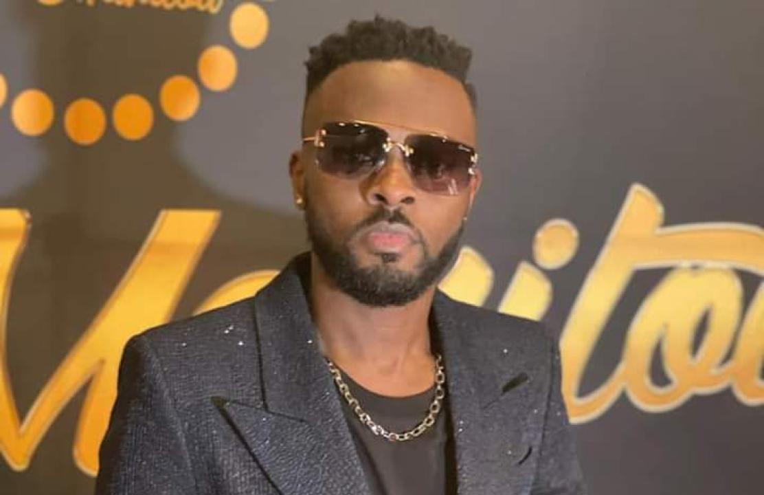 Le chanteur, Héritier Wata.
