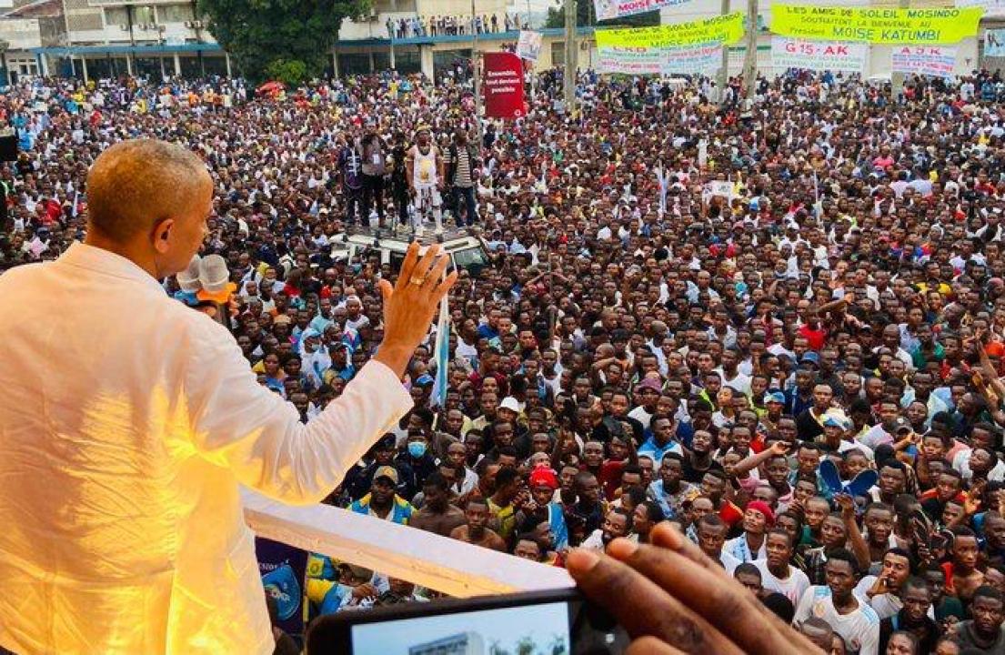 Moïse Katumbi devant une foule compacte à Kisangani