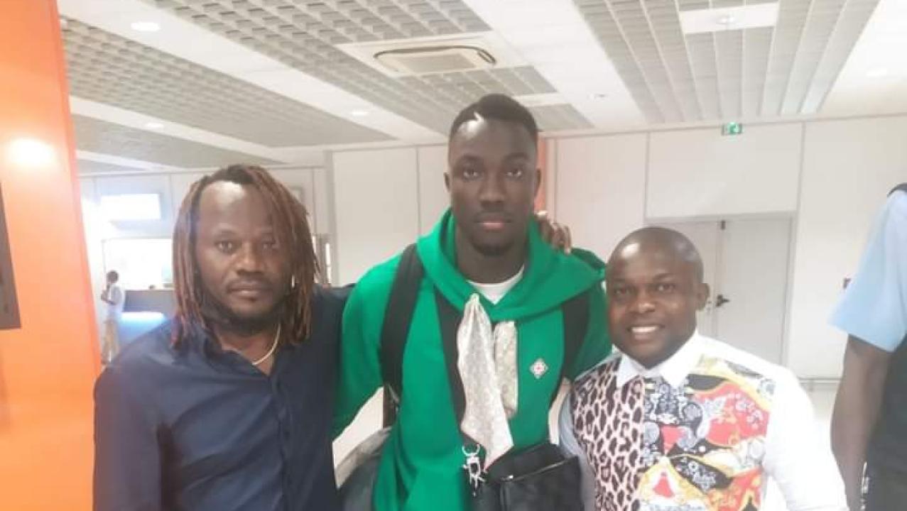 Silas Katompa (en survêt vert) à sa droite, l'ambassadeur Roger Hitoto.