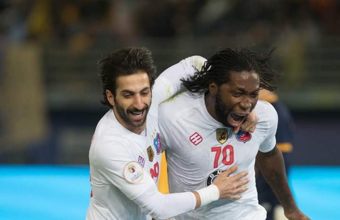 Dieumerci Mbokani en pleine célébration de son but, avec son coéquipier du Koweït SC.