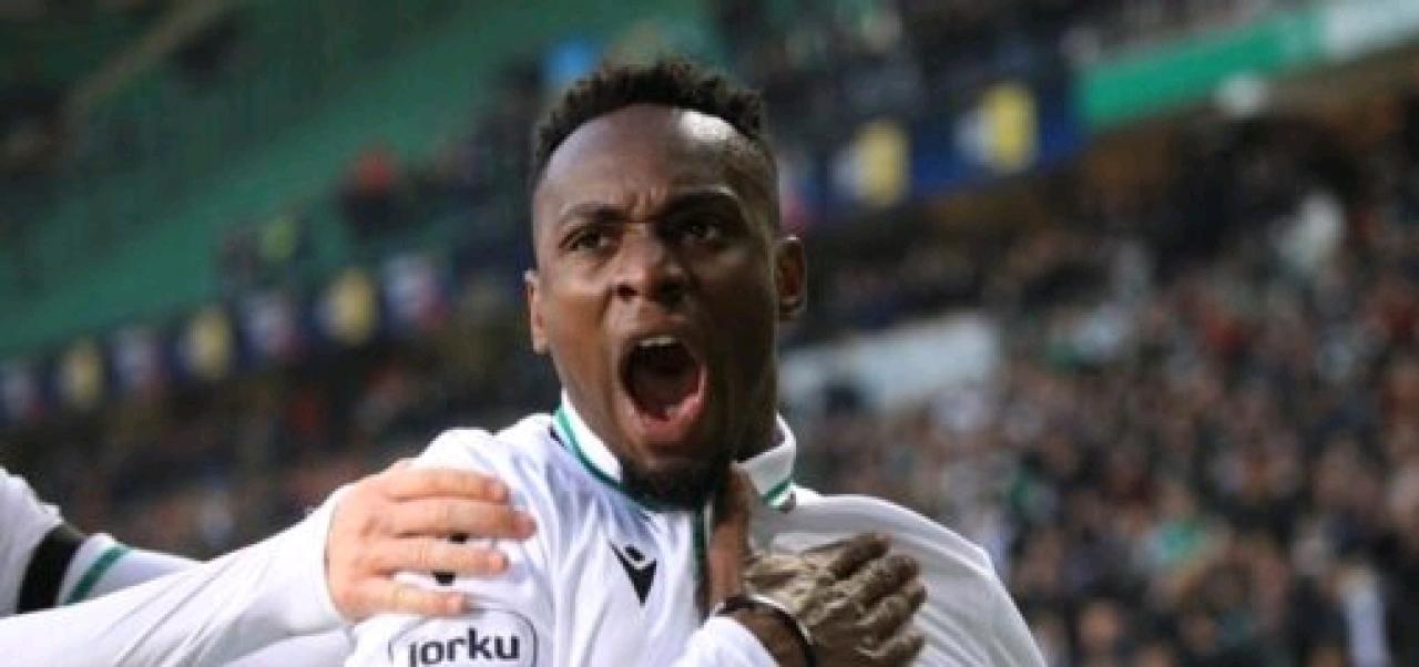 Paul-José Mpoku en pleine célébration d'un but sous les couleurs de Konyaspor.