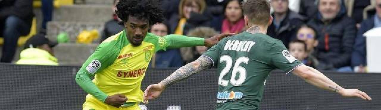 Samuel Moutoussamy en duel avec l'ancien défenseur de Saint-Étienne, Matthieu Debuchy, lors d'un match de Ligue 1. [Photo d'illustration]