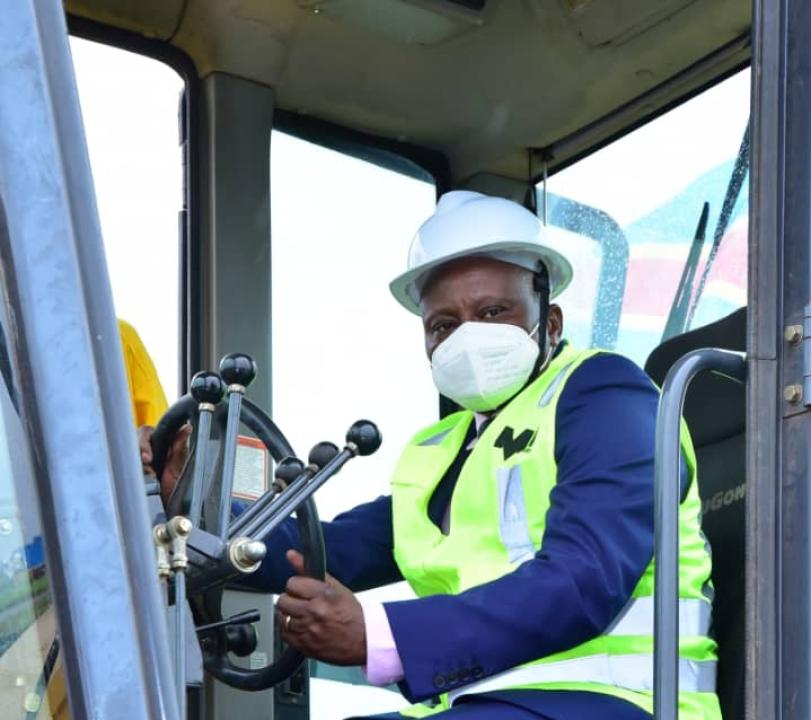 Le ministre des transports procède au lancement des travaux de réhabilitation des chaussées aéronautiques de Ndolo