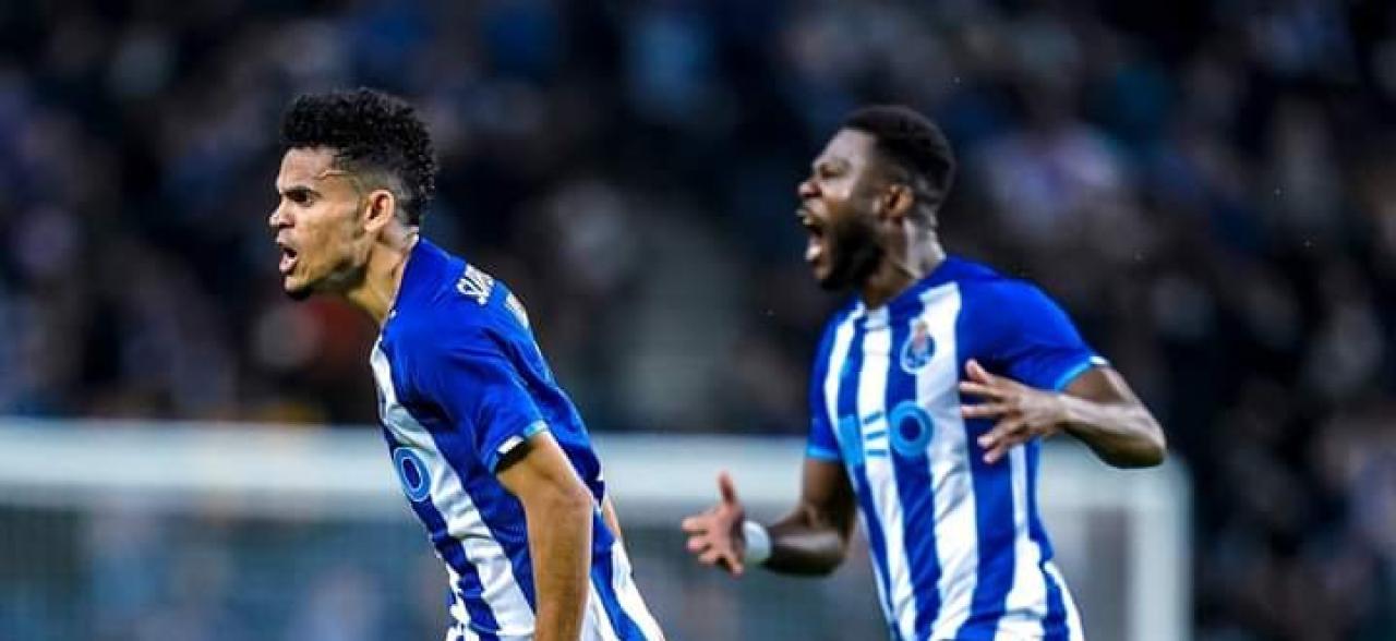 Chancel Mbemba en pleine célébration avec son coéquipier du FC Porto, Luiz Diaz.