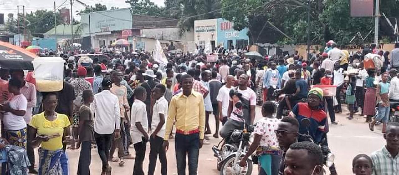 Les habitants de Mbuji Mayi attendent l'arrivée du chef de l'État à l'aéroport de Bipemba
