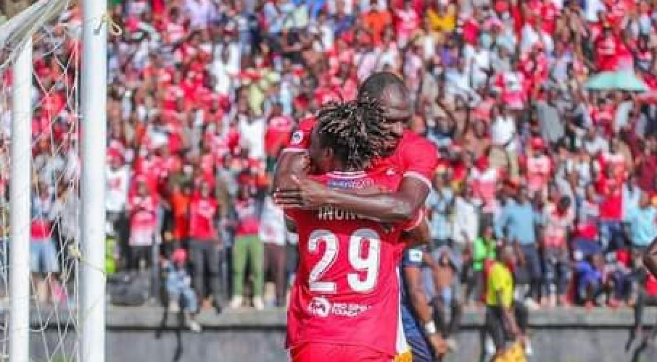 Henock Inonga (vu de dos) en pleine célébration d'un but avec son coéquipier de Simba SC.