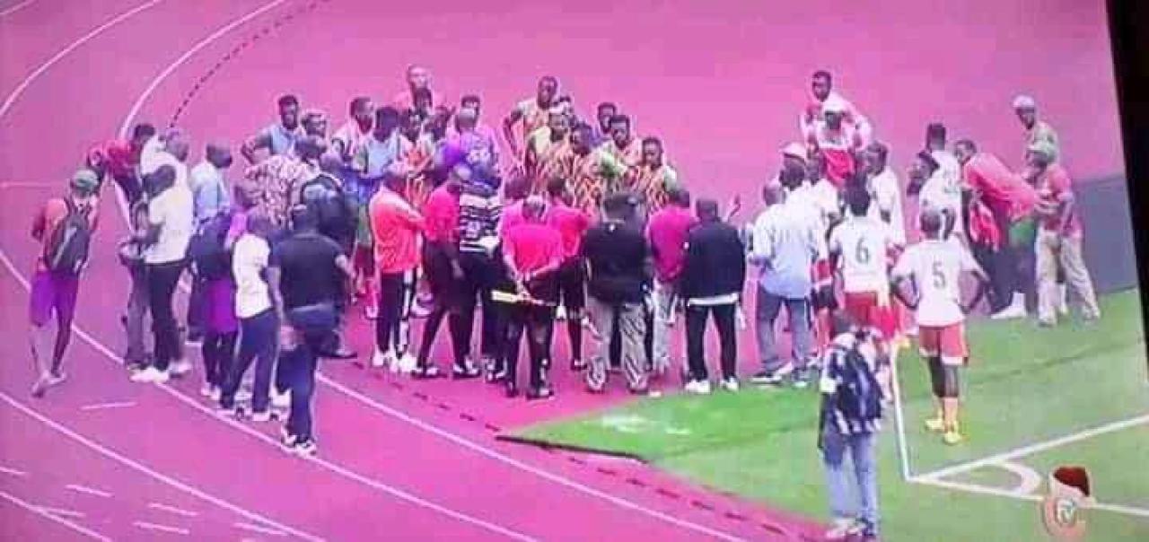 Discussion entre le commissaire du Match , arbitres et les deux parties du FC Renaissance