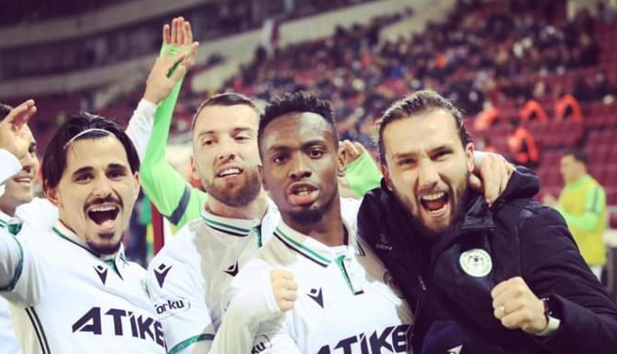 Paul-José Mpoku et ses coéquipiers de Konyaspor, en pleine célébration.