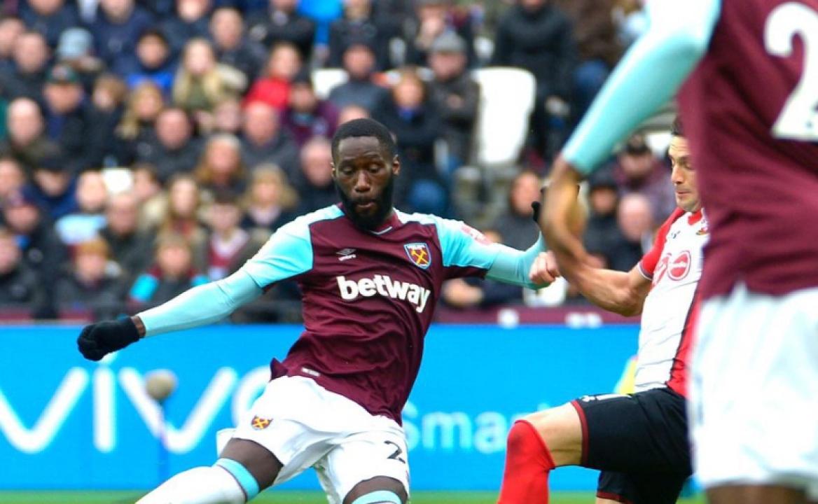 Arthur Masuaku en duel avec un joueur de Southampton. [photo d'illustration]
