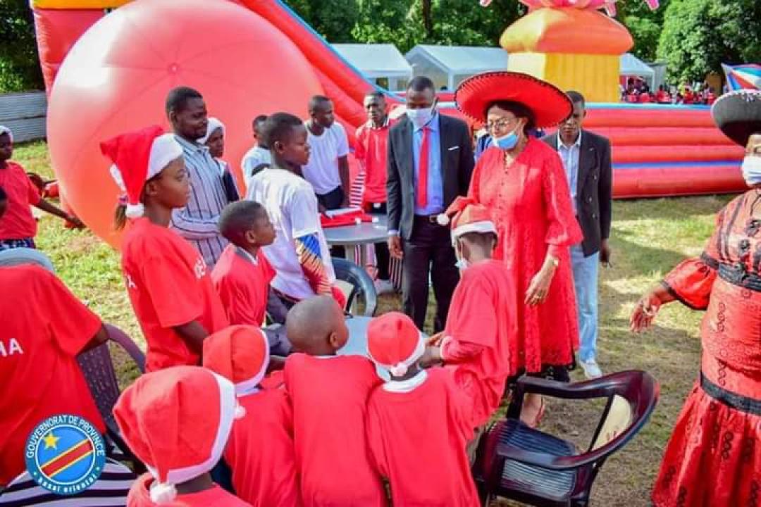 Kasaï Oriental : Jeanette Longa Musuamba offre un repas de Noël aux enfants vulnérables de Mbuji-Mayi