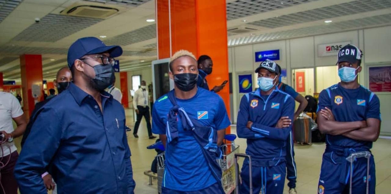 Le ministre des sports et loisirs, Serge Nkonde Chembo et quelques Léopards à l'aéroport international de N'djili