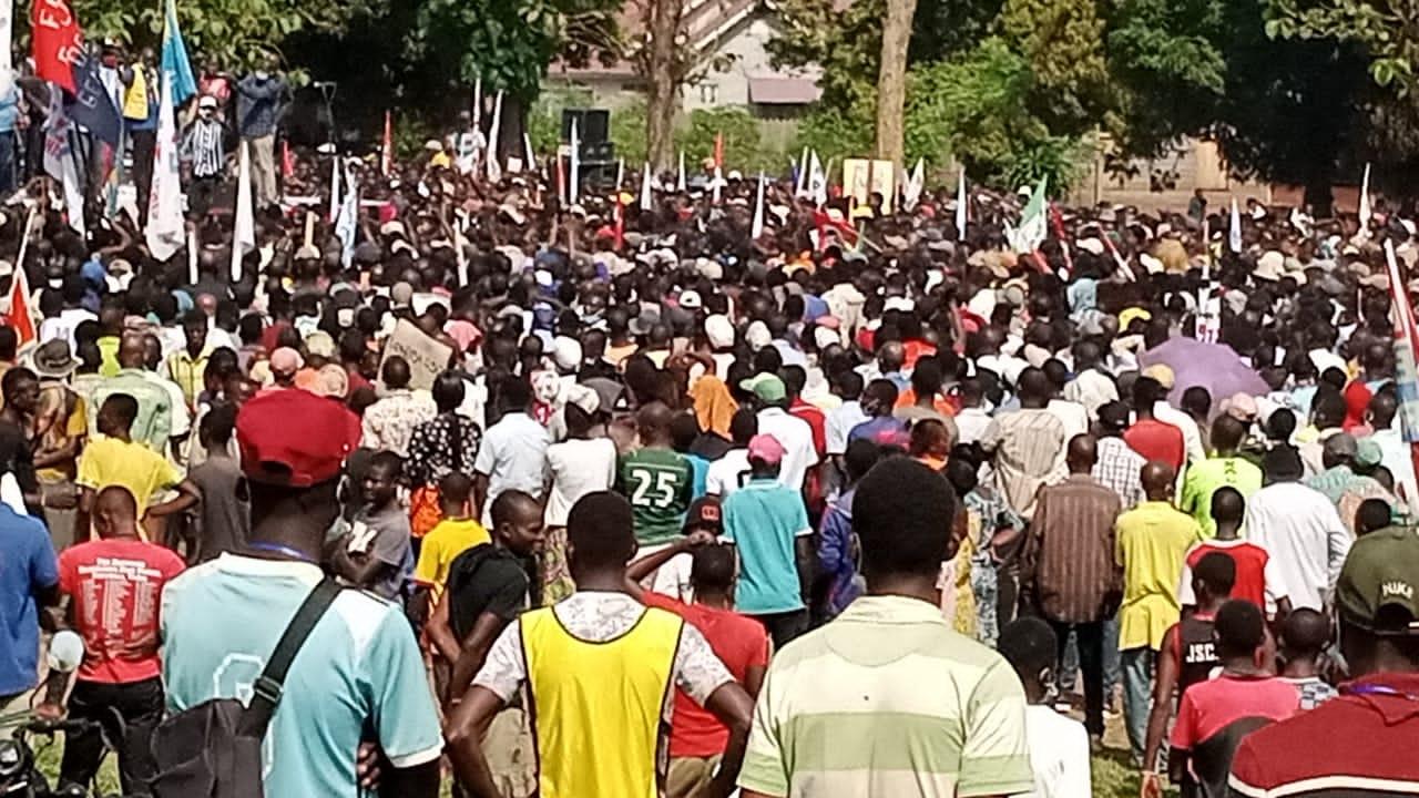 Jean Lucien Bussa noyé dans une foule immense.