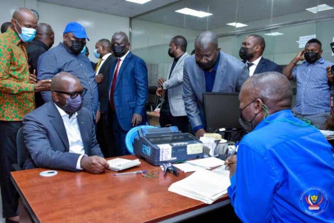 Le premier ministre, Sama Lukonde lors d'une descente dans quelques chambres froides à Kinshasa