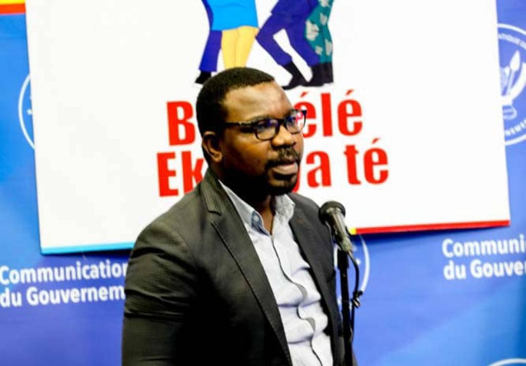 Edmond Izuba en plein exercice de son travail , lors du point de presse du porte-parole du gouvernement