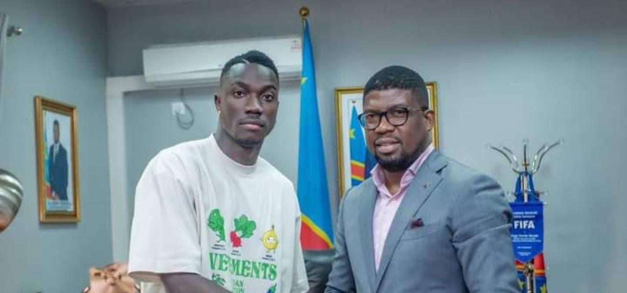 Silas Katompa et le ministre des sports, Serge Nkonde Chembo à Kinshasa. [Photo d'illustration]