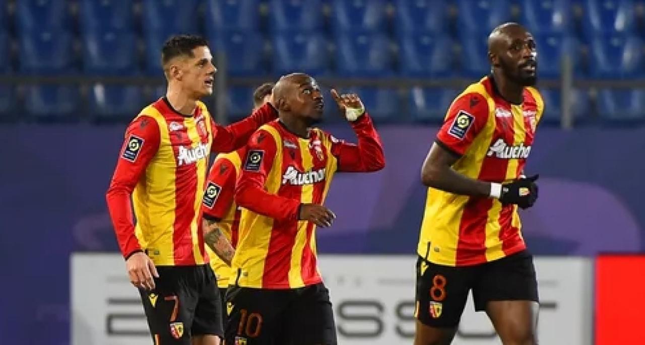 Le milieu de terrain congolais, Gaël Kakuta en pleine célébration d'un but avec ses coéquipiers du RC Lens. [Photo d'illustration]