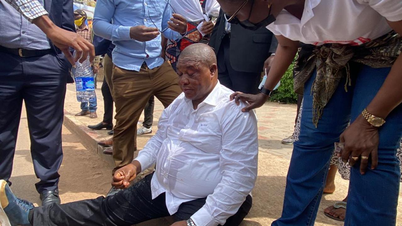 Le député Kahozi bin Malisawa essoufflé après la répression violente lors de la marche pacifique organisée pour exiger la libération du Pasteur Ngoyi Mulunda à Lubumbashi